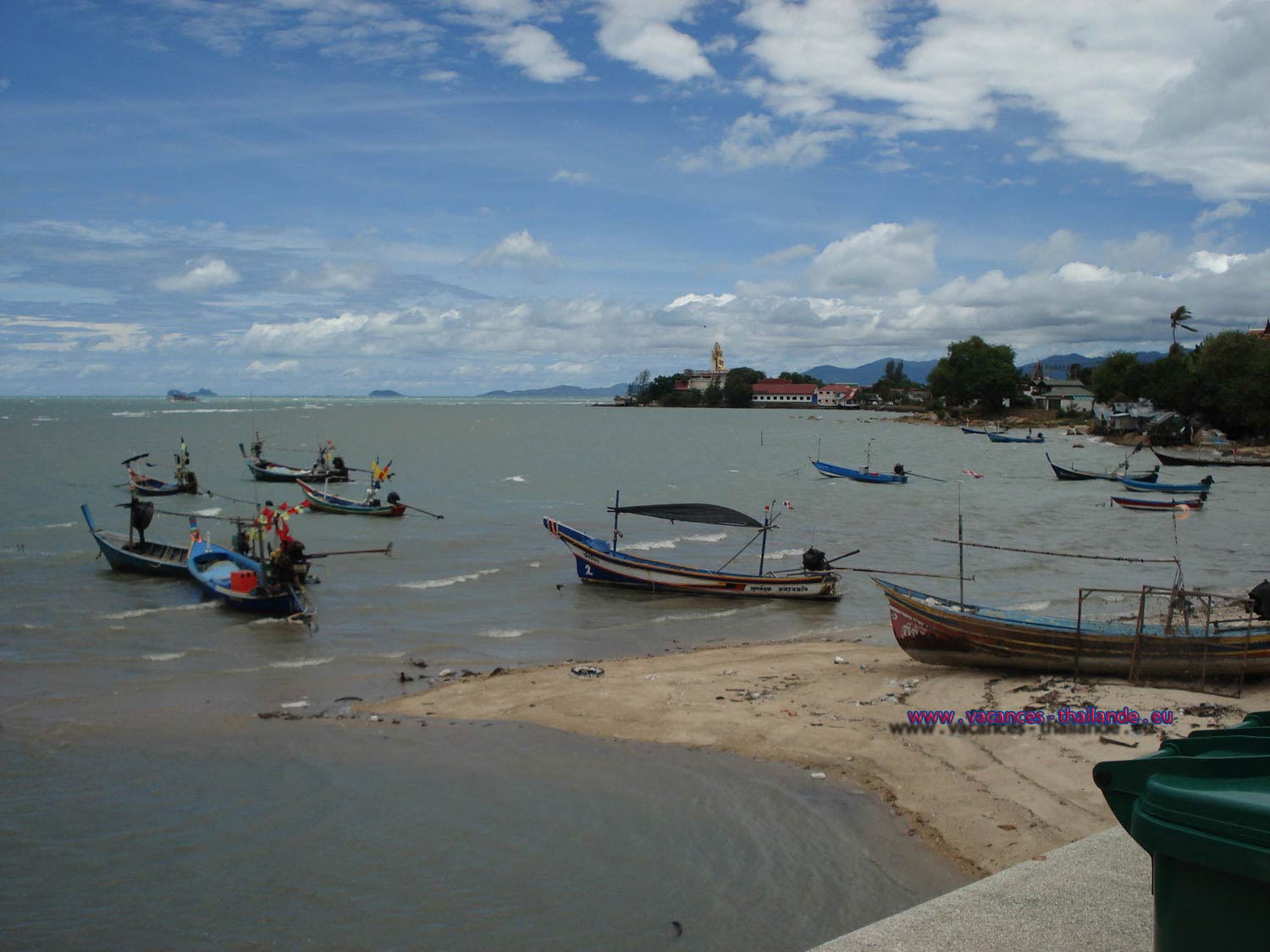 for rent house with pool to small fishing port before Big Buddha, he will take you only 5 minutes by scooter